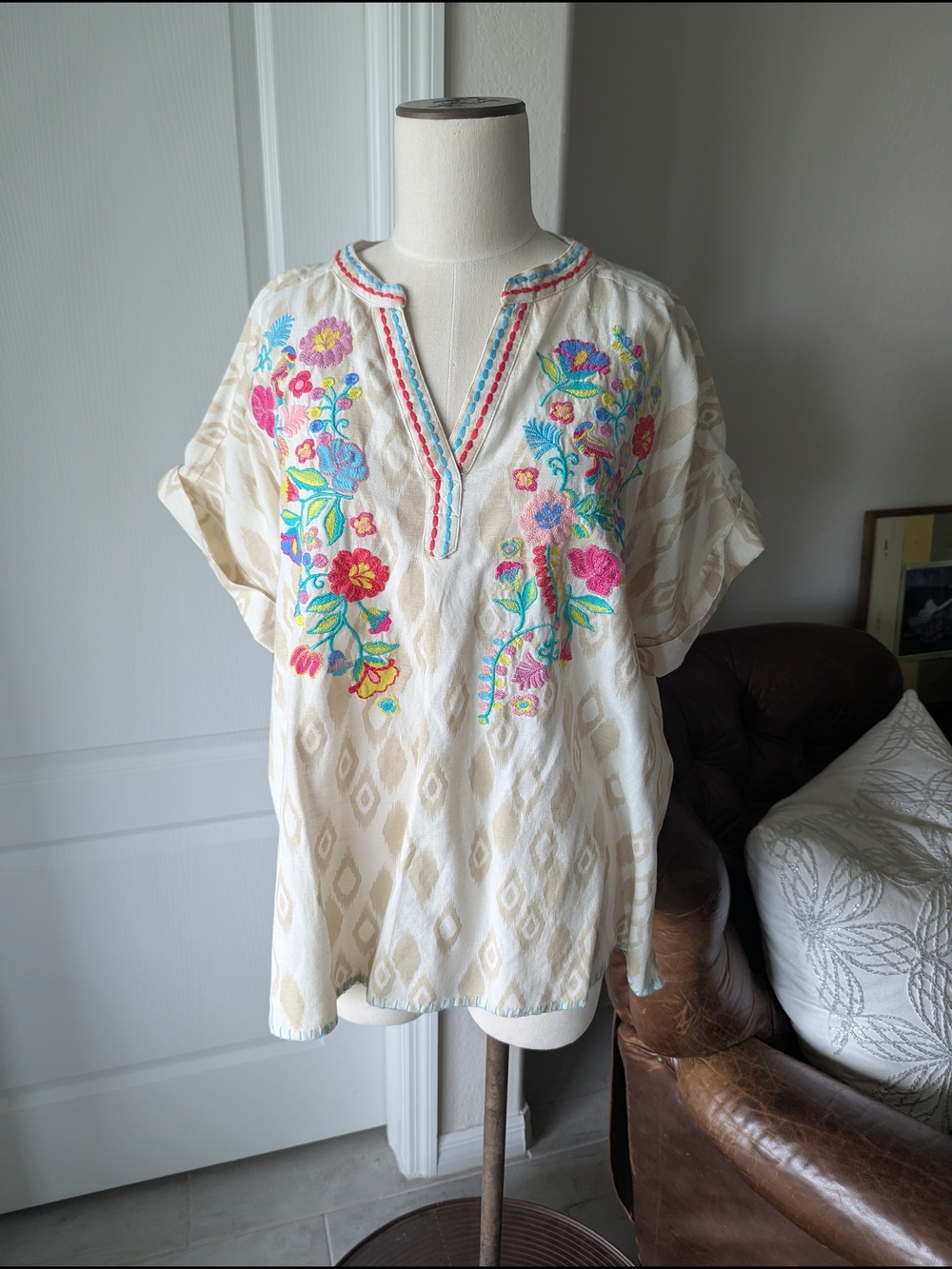 Tru Luxe Jeans Cream Tunic Top with Multicolor Floral Embroidery